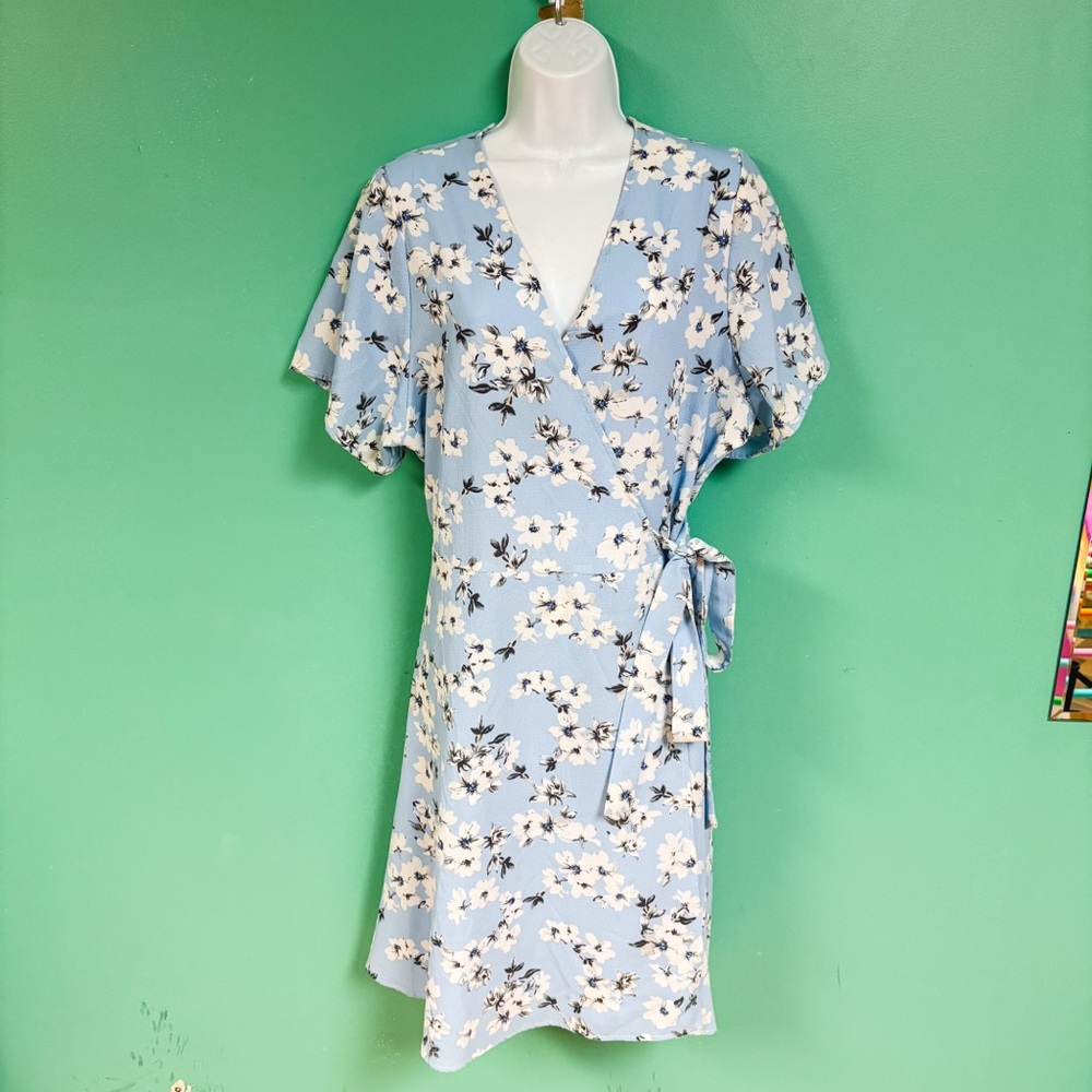 Fashion To Figure Blue White Floral Short Ruffle Sleeve Wrap Dress Size 1 14/16 - Picture 2 of 10